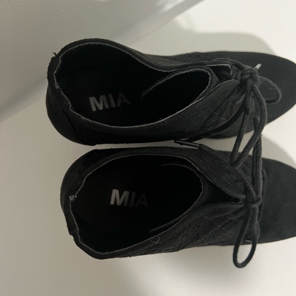 MIA laser cut black suede booties women’s size 7-GUC - Picture 4 of 15